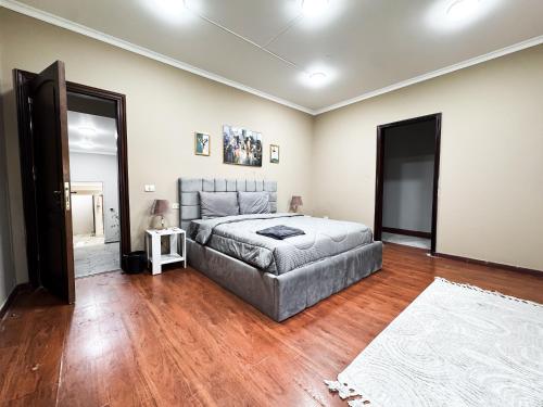 Ένα ή περισσότερα κρεβάτια σε δωμάτιο στο Spacious Modern 2BR Apartment in Maadi