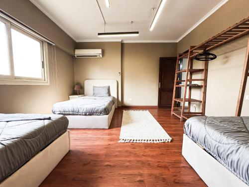Ένα ή περισσότερα κρεβάτια σε δωμάτιο στο Spacious Modern 2BR Apartment in Maadi