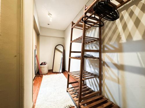 Ένα ή περισσότερα κρεβάτια σε δωμάτιο στο Spacious Modern 2BR Apartment in Maadi