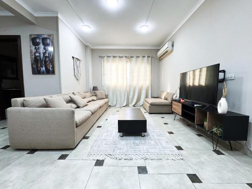 Μια τηλεόραση ή/και κέντρο ψυχαγωγίας στο Spacious Modern 2BR Apartment in Maadi