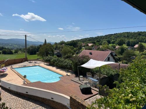 a swimming pool on top of a house at Maison verdoyante et piscine in Abbans-Dessus