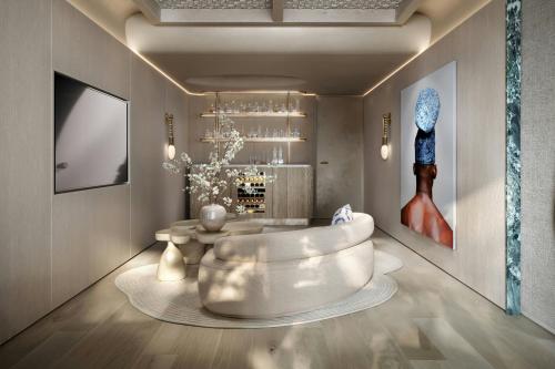 una sala de estar con un gran sofá blanco en una habitación en Morea House, Autograph Collection, en Ciudad del Cabo