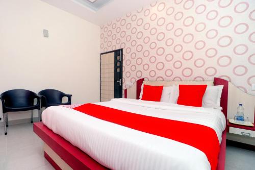 Postel nebo postele na pokoji v ubytování Hotel O Sangam Resort