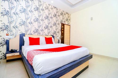 Postel nebo postele na pokoji v ubytování Hotel O Sangam Resort
