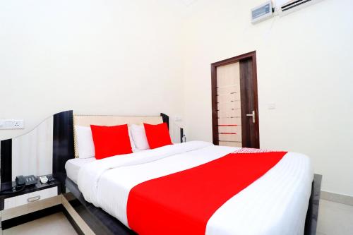 Postel nebo postele na pokoji v ubytování Hotel O Sangam Resort