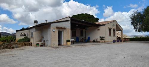 a small white house with a large driveway at Villa Calatafimi Segesta in Calatafimi