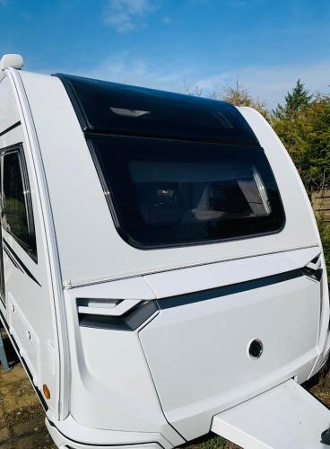 a white truck door with a black window at 5 Sterne Wohnwagen all inclusive - direkt auf Messe Hannover - super beheizt - alles vor Ort - Wifi - Fully heated - Mobile Home all inclusive - at Fairground Hanover Trade Fair in Hannover