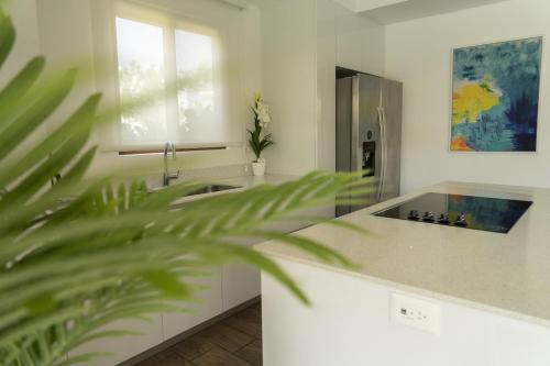 Φωτογραφία από το άλμπουμ του Elegant Villa with Poolfront View σε Madre Vieja