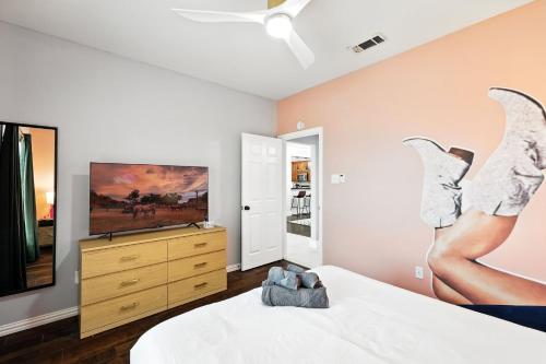 Postel nebo postele na pokoji v ubytování 5BD 3BA Pool Oasis Come Rest Relax & Recharge