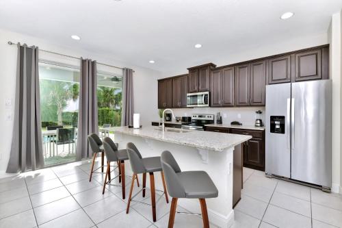 Кухня или мини-кухня в Cheerful Home Near Disney With Private Pool, Themed Rooms And Waterpark & Resort Access At Encore Resorts Reunion - 7394Mr

