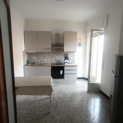 Una cocina con gabinetes blancos y un horno de estufa. en Welcome in Genova, en Génova
