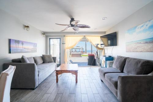 Posezení v ubytování BEACHFRONT COTTAGE LOWER UNIT
