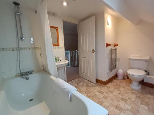 Koupelna v ubytování Lower Hearson Farm Cottages, animal experiences, seasonal outdoor heated pool, games barn, free fast WiFi, free parking