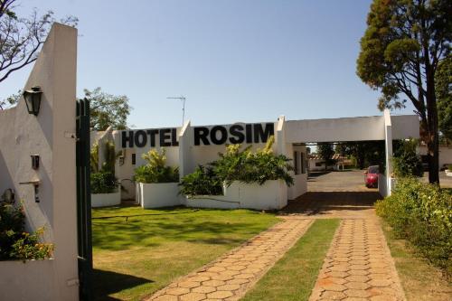 a hotel building with a sign that reads hotel roassis at Hotel Rosim in Pirassununga