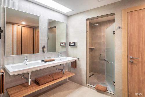 un baño con lavabo y ducha en Riu Jalisco - All Inclusive, en Nuevo Vallarta 