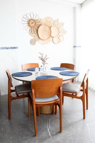 a dining room with a table and chairs at Antonio's Hotel e Spa - Airport in Brasilia