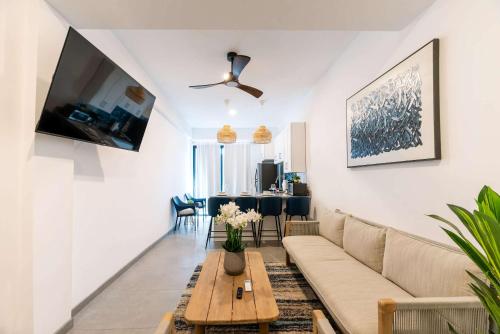 Телевизор и/или развлекательный центр в Vista Pedregal-New Apartment 2 min Walking to Golden Zone Marina