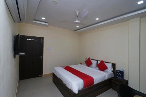 Ένα ή περισσότερα κρεβάτια σε δωμάτιο στο Hotel O Abhinandan Stay House