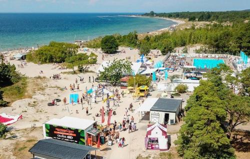 una multitud de personas en una playa cerca del océano en Lilla lyckan, en Visby