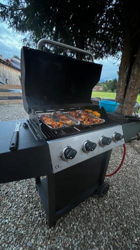 Kemudahan BBQ tersedia untuk tetamu di rumah percutian