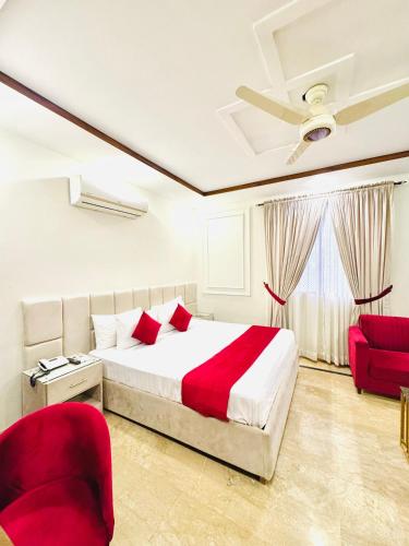 Ένα ή περισσότερα κρεβάτια σε δωμάτιο στο Holiday One Hotel & Suites