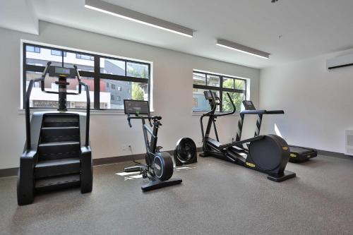 Fitness centrum a/nebo fitness zařízení v ubytování One Bedroom at The Crescent Sleeps 2 to 4