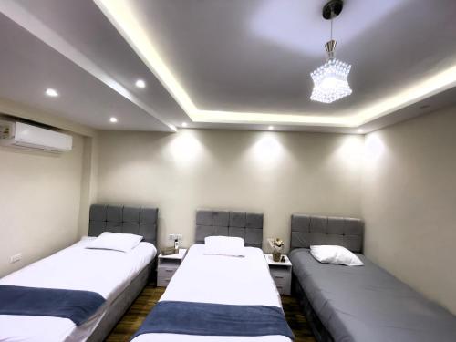 Ένα ή περισσότερα κρεβάτια σε δωμάτιο στο Pyramids Welcoming Hotel