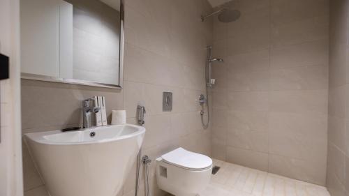 Un baño blanco con lavabo e inodoro. en Luxurious Threebedroom Al Narjis Nayan, en Riad