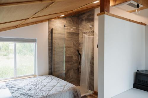 Ένα ή περισσότερα κρεβάτια σε δωμάτιο στο Pilot Lodge - Cozy Cabin on Private Airstrip