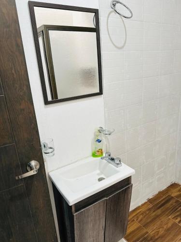 a bathroom with a sink and a mirror at Casa muy cómoda de 2 pisos en zona muy tranquila in Media Fanega