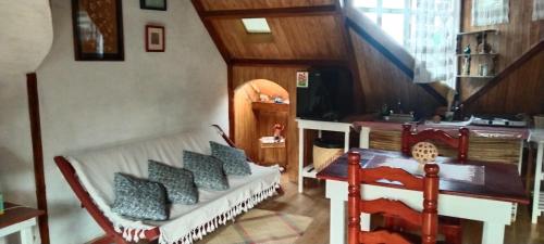 a living room with a couch and a table at Cabañita con cocineta y vista a la montaña in San Pablo Etla
