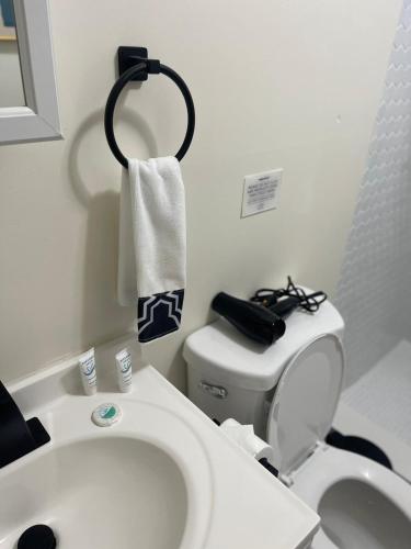 Ένα μπάνιο στο New 4 Apts-198-3 Bed Apt 1st Floor & 3 Bed Apt 2nd Floor - 1 Bed Studio Apt Ground Floor & 1 Bed Studio Apt Ground Floor near Penn Station EWR Airport Hospital NYC