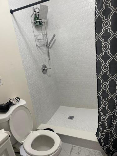 Ένα μπάνιο στο New 4 Apts-198-3 Bed Apt 1st Floor & 3 Bed Apt 2nd Floor - 1 Bed Studio Apt Ground Floor & 1 Bed Studio Apt Ground Floor near Penn Station EWR Airport Hospital NYC