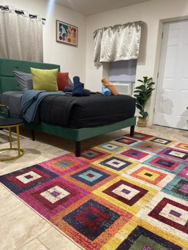 Χώρος καθιστικού στο New 4 Apts-198-3 Bed Apt 1st Floor & 3 Bed Apt 2nd Floor - 1 Bed Studio Apt Ground Floor & 1 Bed Studio Apt Ground Floor near Penn Station EWR Airport Hospital NYC