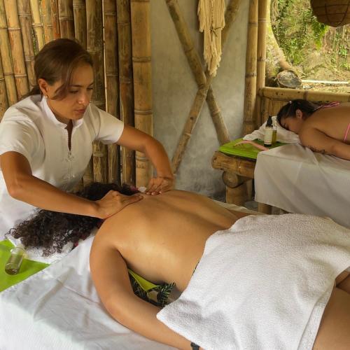 a woman in a spa getting a stomach massage at Hostería El Sendero - Cocorná in Cocorná
