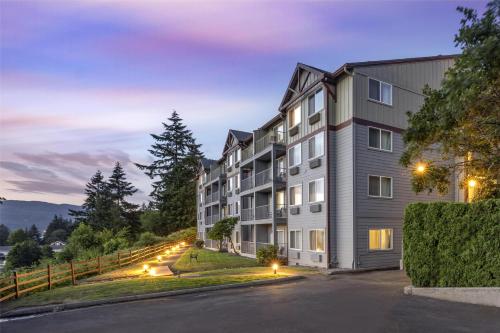 an apartment building with lights on the street at Best Western Plus Columbia River Inn in Cascade Locks