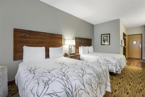 a hotel room with two beds with white sheets at Best Western Plus Columbia River Inn in Cascade Locks