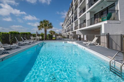 Πισίνα στο ή κοντά στο Oceanfront with Pool - New Flooring - New Furniture