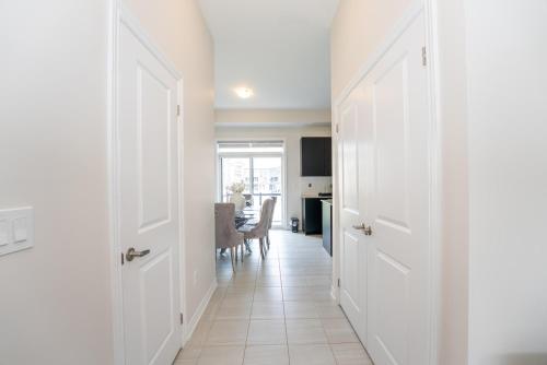 Dapur atau dapur kecil di Luxury Comfort in Vaughan