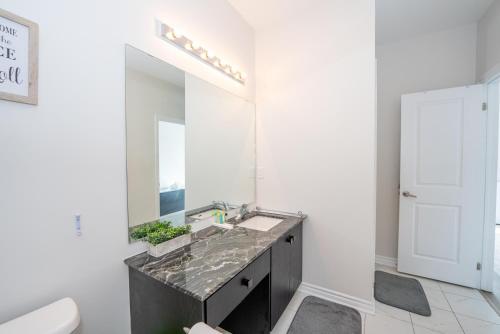 Dapur atau dapur kecil di Luxury Comfort in Vaughan
