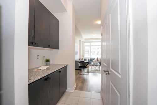 Dapur atau dapur kecil di Luxury Comfort in Vaughan