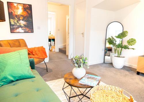 Posezení v ubytování Bright and Stylish 3-bed House - Families and Contractors - Near Coventry Arena and M6