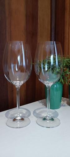 ポメロデにあるMorada das Mandalasのワイングラス2杯