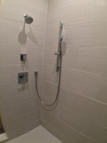 Un baño de Center of Action PARK ONSITE Gated on 2nd Fl