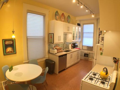 Una cocina o zona de cocina en Center of Action PARK ONSITE Gated on 2nd Fl