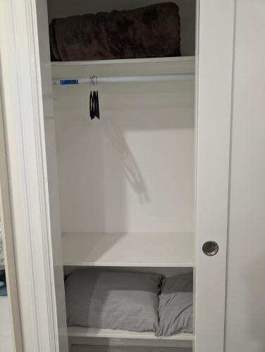 Letto o letti a castello in una camera di Modern Comfort - Minimal Style