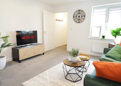 TV a/nebo společenská místnost v ubytování Bright and Stylish 3-bed House - Families and Contractors - Near Coventry Arena and M6