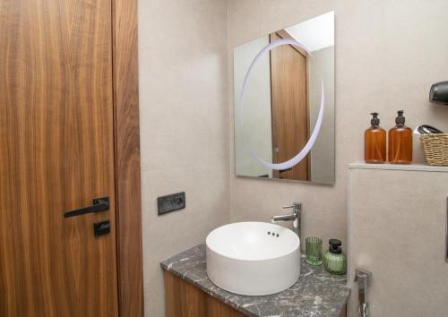 a bathroom with a sink and a mirror at Studio Confortable et Cozy - Maarif Casablanca in Casablanca