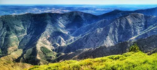 a view of the mountains from the top of a mountain at Akassa Alojamientos Bioclimaticos en las Hurdes in Pinofranqueado