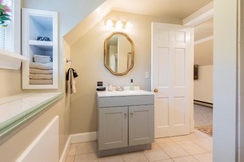 クレイトンにあるMagnolia Innの洗面台と鏡のあるバスルーム